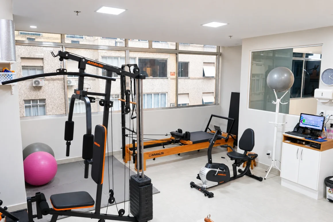 Espaço de fisioterapia e Pilates do COT, com aparelhos e janela ampla